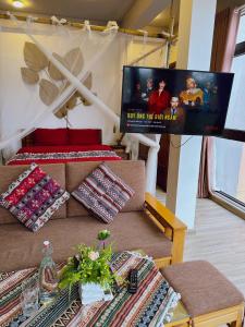 河內的住宿－Kang's Home Vũ Miên，带沙发和平面电视的客厅
