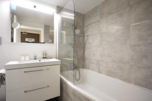 un bagno con vasca, lavandino e doccia di Hotel Le Relais Saint-Jacques a Saint-Jean-de-Luz Altre 35 foto