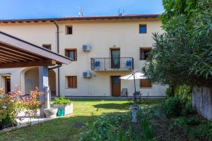 an exterior view of a house with a yard at Albergo Diffuso Magredi in Vivaro