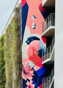 um mural de um pássaro no lado de um edifício em City Résidence Bordeaux Centre em Bordéus