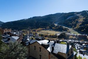 an aerial view of a town with mountains in the background at Apartamento moderno bh aspen atico con vistas in El Tarter