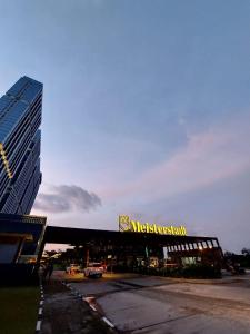 バタム・センターにあるPETITE MAISON at POLLUX HABIBIE BATAMの正面にAcedes Benzの看板がある建物 +7枚の写真