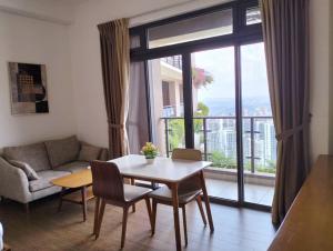 Una sala de estar con una mesa y sillas y una gran ventana. en Carnelian Tower at Forescity 4paxes FC4210, en Gelang Patah