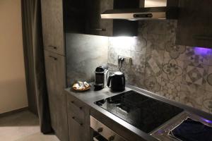 cocina con fregadero y fogones horno superior en Casa Rodi, en Bari