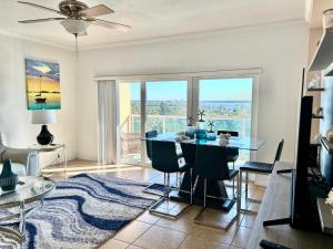 un salon avec une table et une grande fenêtre dans l'établissement Regatta C610, à Clearwater Beach