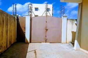 een toegang tot een gebouw met een hek bij shiks appartment in Malindi