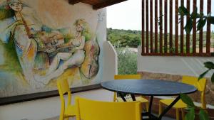 a table and chairs in a room with a mural at Apartments-Estate under the Paintbrush in Vis