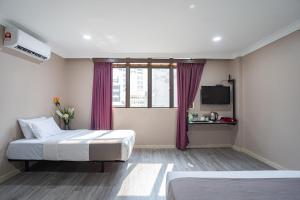 TV a/nebo společenská místnost v ubytování HOTEL 28 RAPID