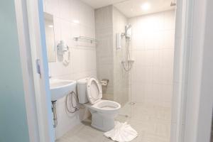 Ένα μπάνιο στο วัน บัดเจท ตาก แม่สอด One Budget Hotel Tak Maesot +13 φωτογραφίες