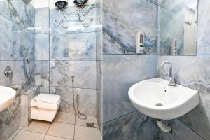 Bathroom sa FabExpress Shree Nakoda Paradise