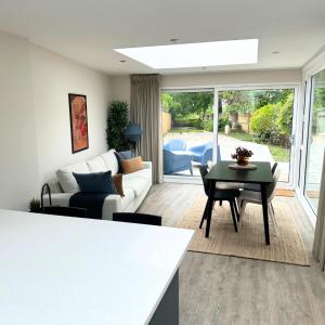 un soggiorno con divano e tavolo di Countryside 2 bed cottage- Aylesbury a Haddenham
