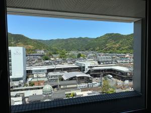 una finestra con vista sulla città di Kyoto Yamashina Hotel Sanraku a Kyoto