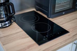 a black stove top on a counter in a kitchen at Ferienwohnung 2 Am Rodelberg in Priborn
