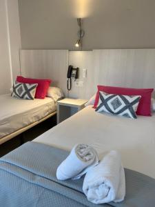 カラフェルにあるHotel Apartamentos Solimarのベッド2台、タオル付