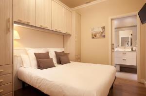 Postel nebo postele na pokoji v ubytování Enjoybcn Coliseum Apartments