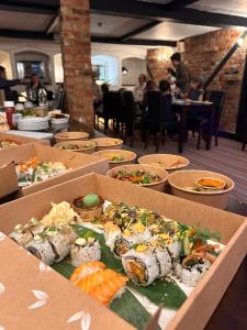 Une bande de boîtes remplies de sushis sur une table dans l'établissement Fairlawn House, à Amesbury