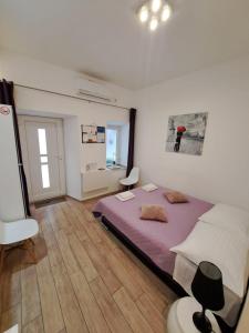 sypialnia z dużym łóżkiem i oknem w obiekcie Studio Apartment Legcevic w mieście Kaštela