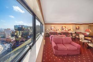 里斯本的住宿－里斯波伯多祿酒店，酒店客房设有椅子和大窗户