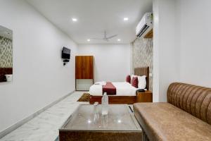 uma sala de estar com uma cama e um sofá em Hotel Garden View em Prayagraj