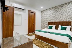 PrayagrajにあるHotel Garden Viewのベッドルーム1室(大型ベッド1台付)