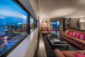 里斯本的住宿－里斯波伯多祿酒店，带沙发和大窗户的客厅