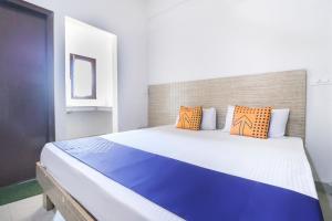 Voodi või voodid majutusasutuse OYO Spring Woods Suites toas