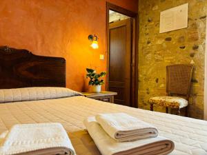 Un dormitorio con una cama con toallas. en Can Mas, en Sant Pere Pescador