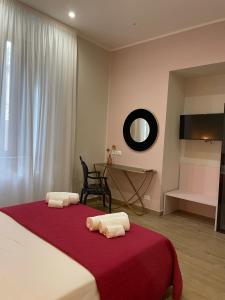 ein Schlafzimmer mit einem Bett mit zwei Handtüchern darauf in der Unterkunft La Cattedrale in Reggio di Calabria