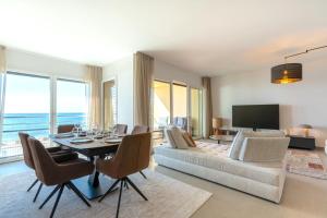 TV a/nebo společenská místnost v ubytování Agosta: Terrace with sea view - Luxury flat | By Airnest