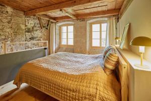 een slaapkamer met een groot bed in een gebouw bij Baudenkmal Mühle Schalchen 