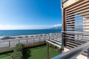 Elle comprend un balcon offrant une vue sur l'océan. dans l'établissement Agosta: Terrasse vue mer · Appartement de standing, à Albitreccia