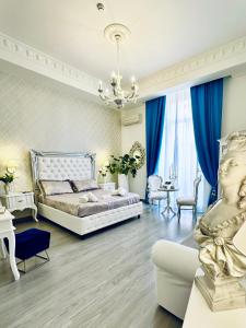 ein großes Schlafzimmer mit einem Bett und einem Sofa in der Unterkunft Palazzo Chiatamone in Neapel