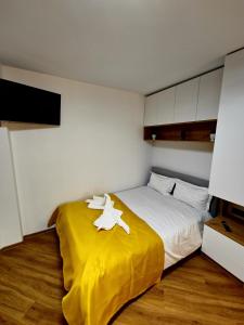 Cama ou camas em um quarto em Central Nest Apartment