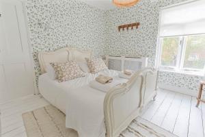 Postel nebo postele na pokoji v ubytování Kirrin Cottage- Sheringham -Crabpot Cottages
