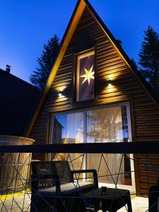 una casa con una stella alla finestra di WoodMood a Žabljak