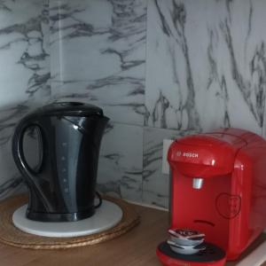 una cafetera y una tostadora en una encimera en Appartement aux portes de Paris, en Villeneuve-la-Garenne