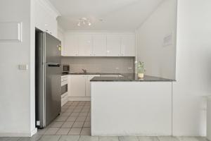Η κουζίνα ή μικρή κουζίνα στο Dana-Ensuite in Central Shared Duplex Apartment +8 φωτογραφίες