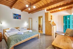 a bedroom with a bed and a wooden ceiling at Silver Major in Kaba