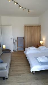 una camera d'albergo con due letti e un divano di Rustic Home Maslenica a Maslenica