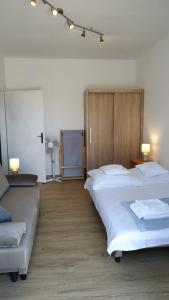 ein Hotelzimmer mit zwei Betten und einer Couch in der Unterkunft Rustic Home Maslenica in Maslenica