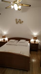 Ein Bett oder Betten in einem Zimmer der Unterkunft Rustic Home Maslenica