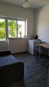 ein Wohnzimmer mit einer Couch und zwei Fenstern in der Unterkunft Rustic Home Maslenica in Maslenica