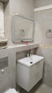 bagno con lavandino e specchio di Rustic Home Maslenica a Maslenica
