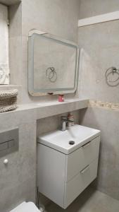 ein Badezimmer mit Waschbecken und Spiegel in der Unterkunft Rustic Home Maslenica in Maslenica