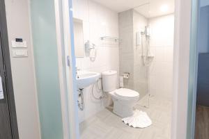 ein Bad mit einem WC und einem Waschbecken in der Unterkunft วัน บัดเจท ตาก แม่สอด - One budget hotel Tak Maesot in Mae Sot
