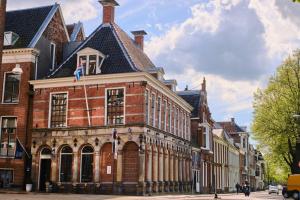 een oud bakstenen gebouw in een stadsstraat bij Hotel Corps de Garde in Groningen