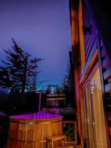 毛茛的住宿－WoodMood，建筑外的木桶的夜景