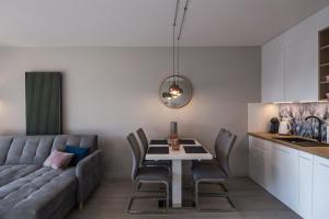 Posezení v ubytování Bukowa Apartment with Parking and Mountain View in Wisła by Noclegi Renters