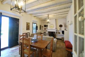 - un salon avec une table en bois et un canapé dans l'établissement Finca La Vicaria AGUADULCE, à Zufre