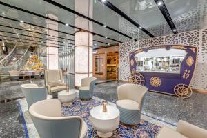 杜拜的住宿－Golden Sands Boutique Hotel-Dubai Creek，一间带桌椅的餐厅和一间酒吧